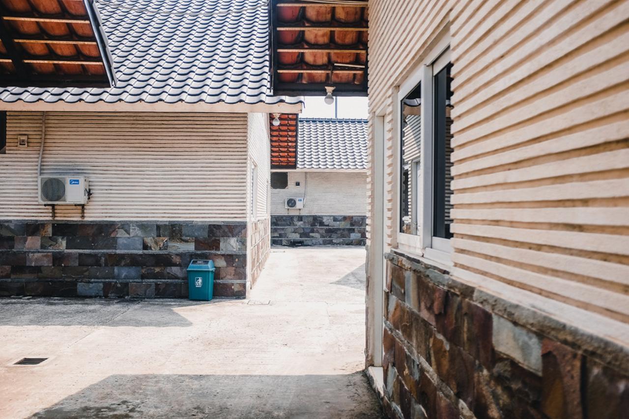 Отель Reddoorz Near Sirkuit Sentul Богор Экстерьер фото